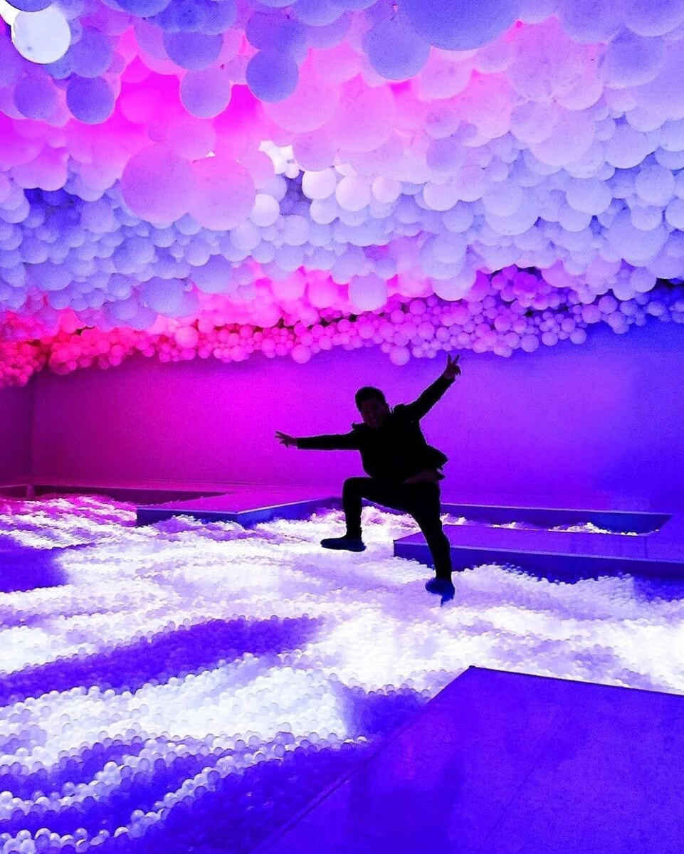 A Milano arriva il primo museo “gonfiabile” (e c’è la maxi piscina di palloncini)