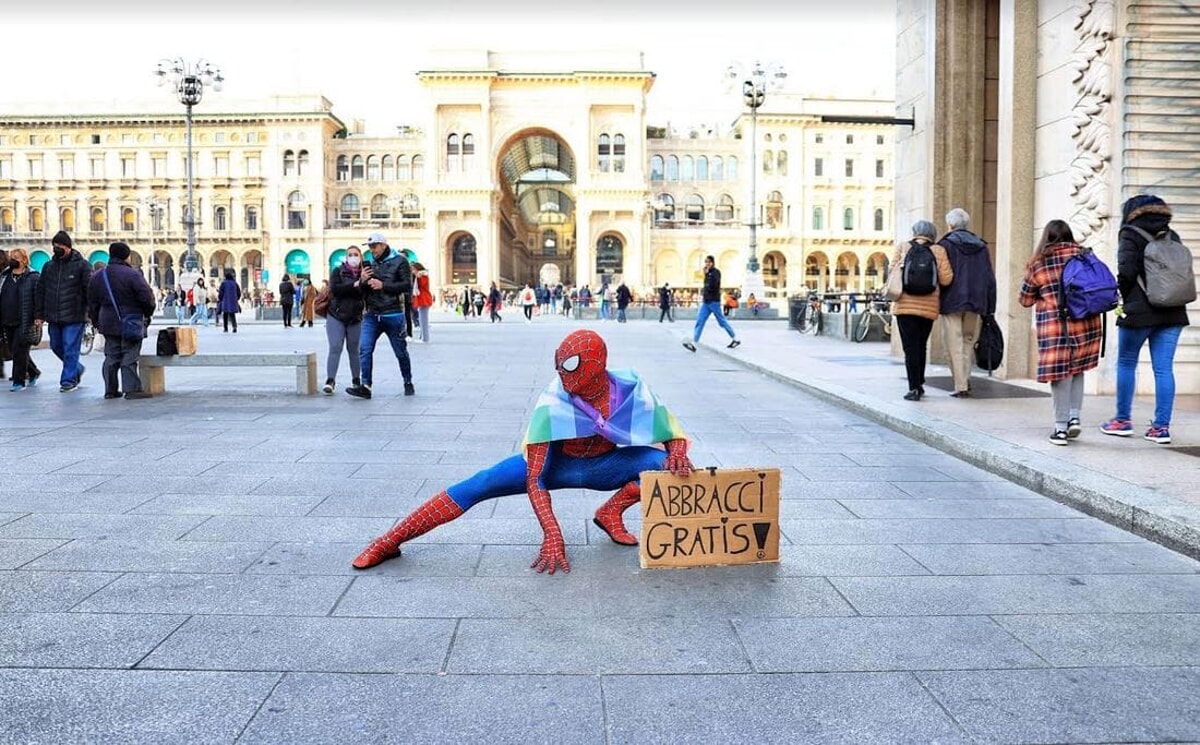 Gli abbracci gratis di Spider-Man a Milano