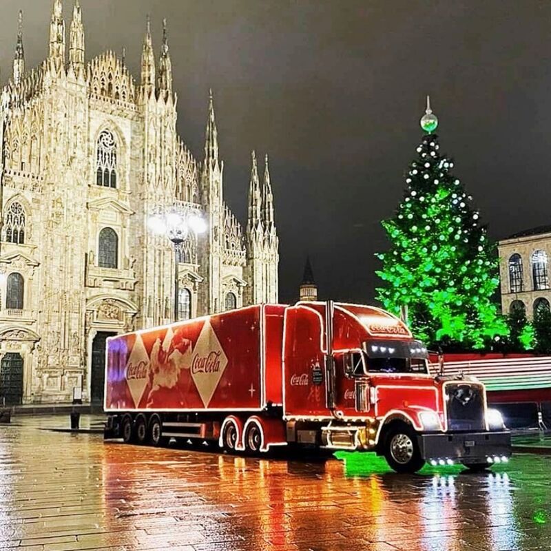 Il camion Coca Cola torna a Milano con un villaggio di Natale