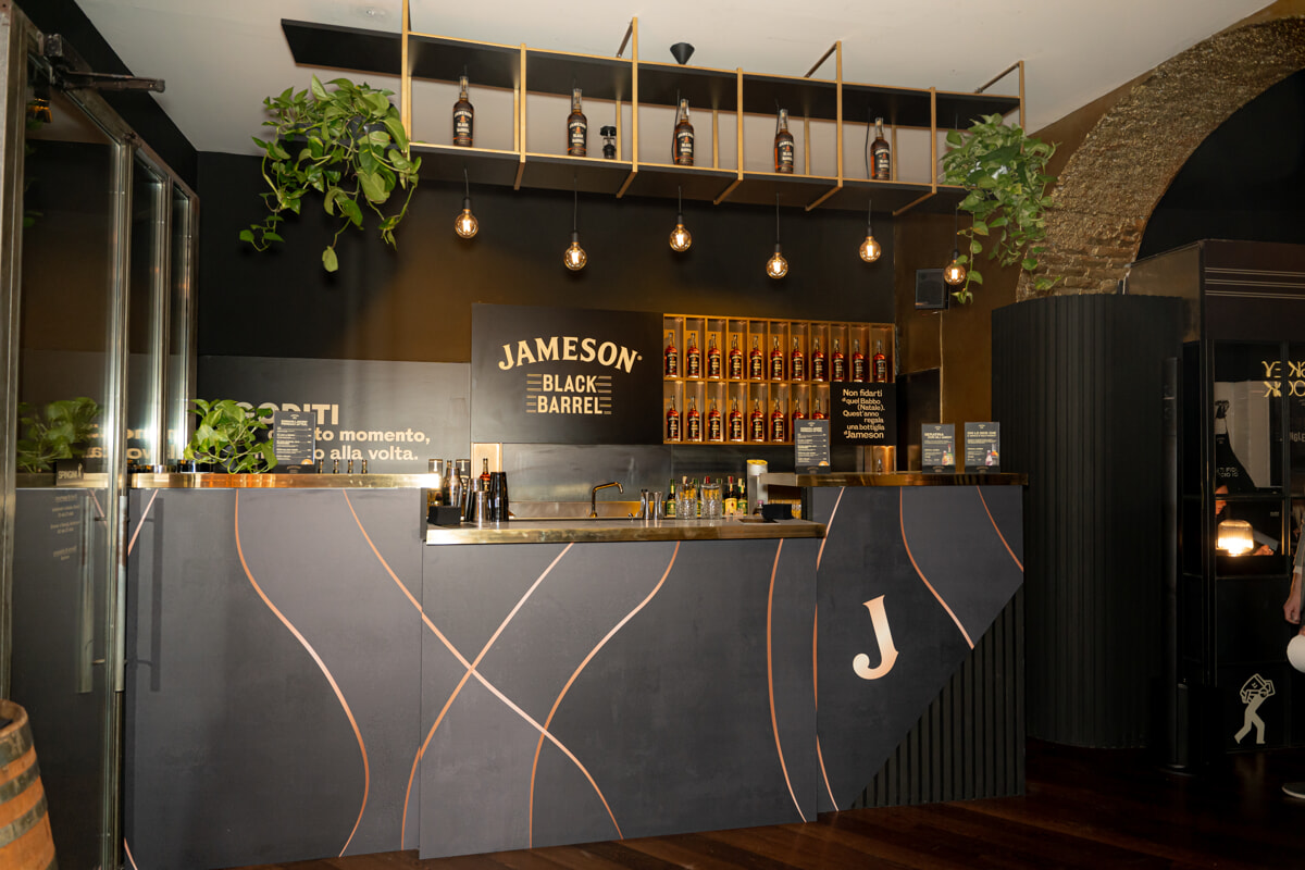 Jameson Black Barrel Pop Up Shop: a Milano lo store dedicato al nuovo whiskey invecchiato in botti di legno carbonizzate