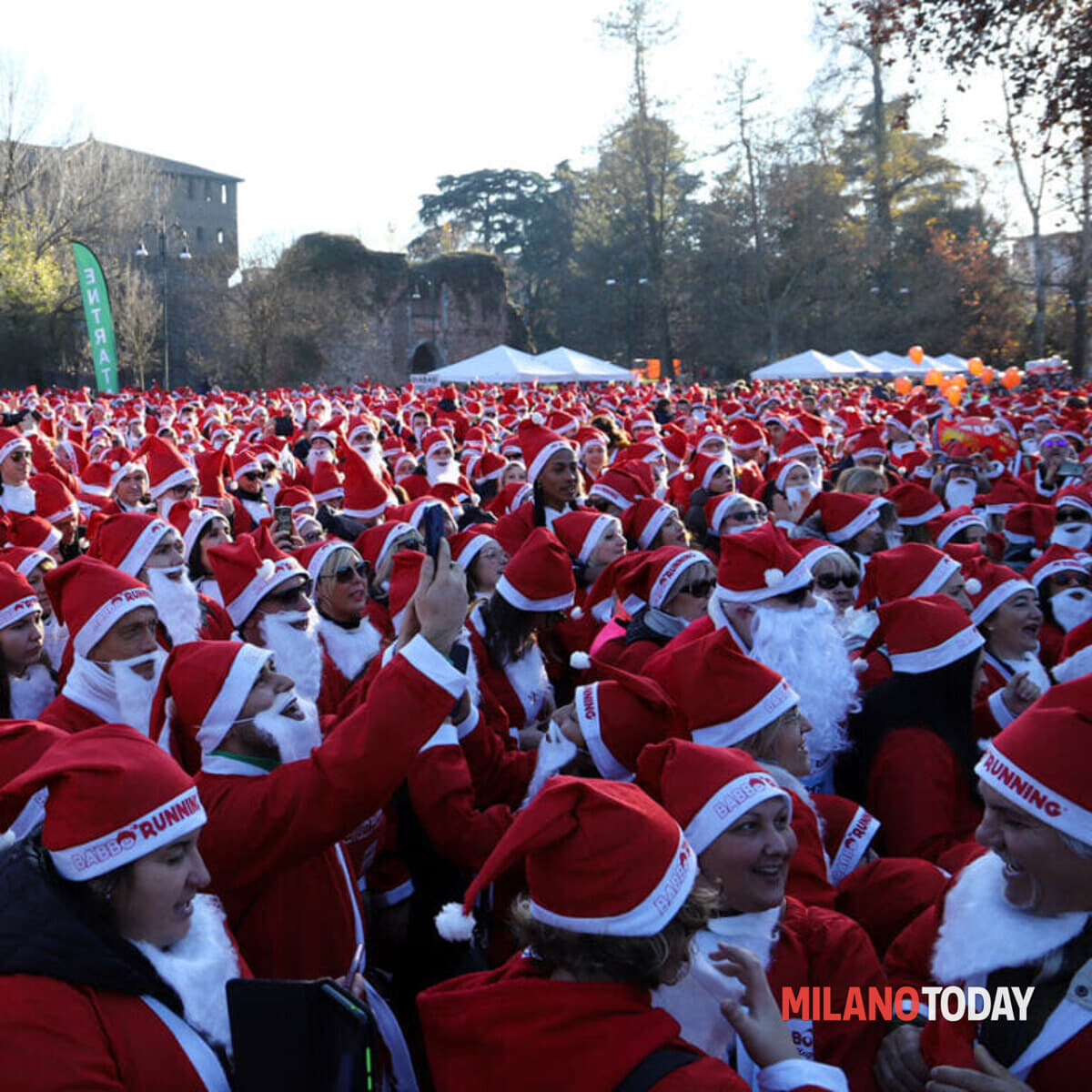 Il raduno più numeroso di Babbi Natale a Milano: la Babbo Running