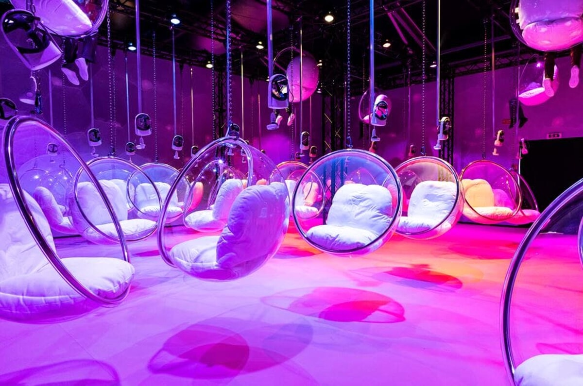 A Milano apre Bubble World, la mostra immersiva con migliaia di bolle